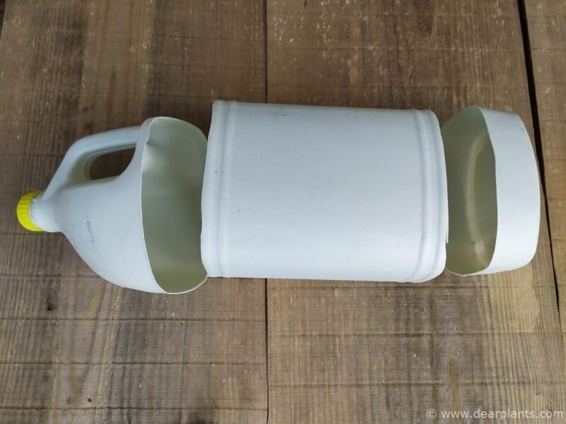 How to make plant tags from recycled bottles, DIY and get free labels for your plants - Cut the bottle - www.dearplants.com