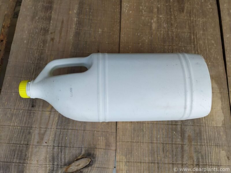 How to make plant tags from recycled bottles, DIY and get free labels for your plants - empty bleach bottle - www.dearplants.com