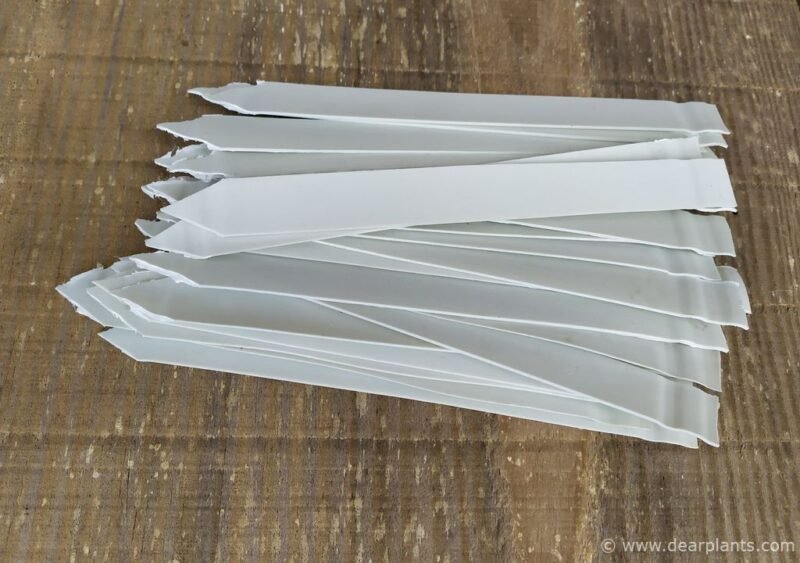 How to make plant tags from recycled bottles, DIY and get free labels for your plants - www.dearplants.com
