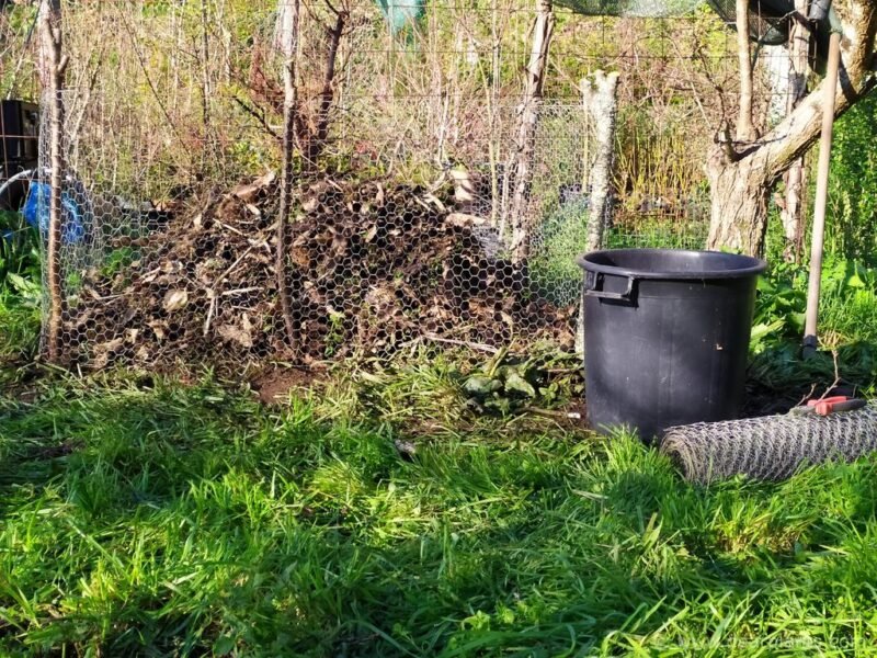 How to make a compost bin, diy simple and easy - www.dearplants.com